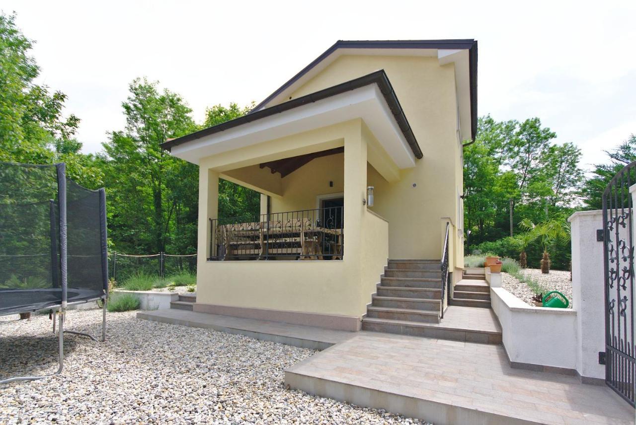 Holiday House With Pool Cavle Ngoại thất bức ảnh