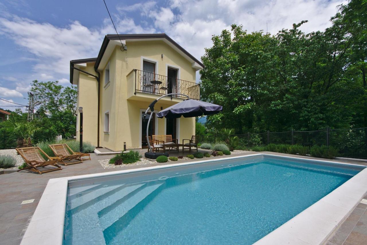 Holiday House With Pool Cavle Ngoại thất bức ảnh
