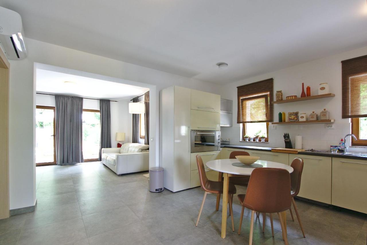 Holiday House With Pool Cavle Ngoại thất bức ảnh
